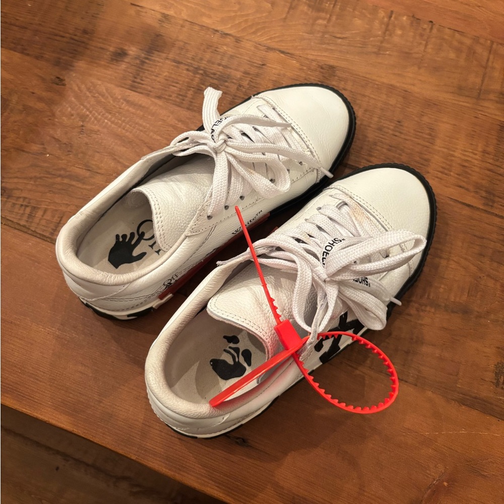 OFF-WHITE Sneakers